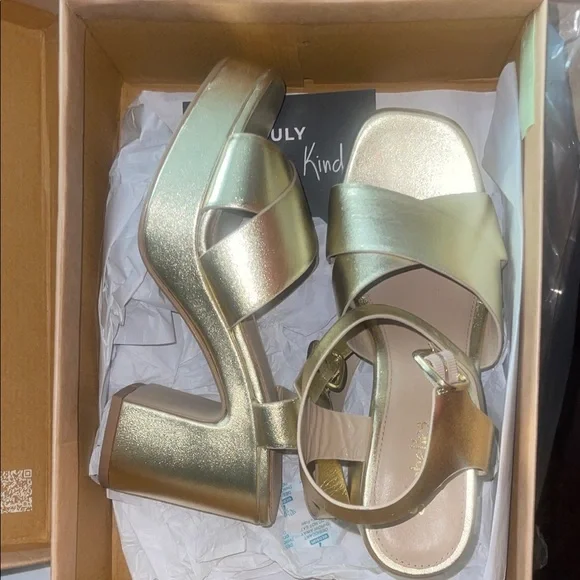 Seychelles Metallic Gold Block Heel Sandals - Picture 4 of 4